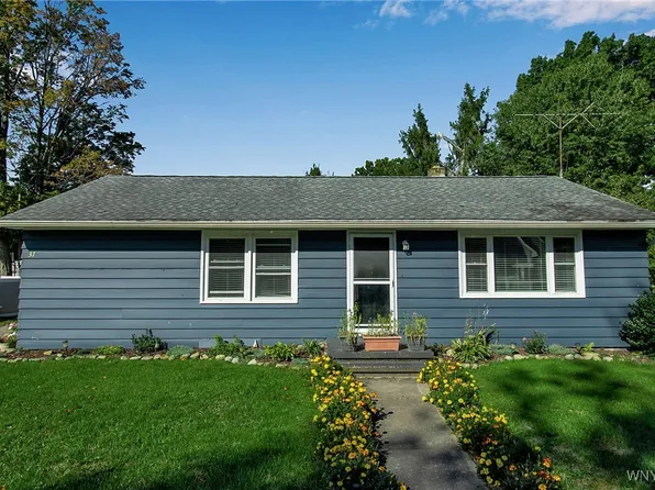 37 School St, Delevan, NY 14042