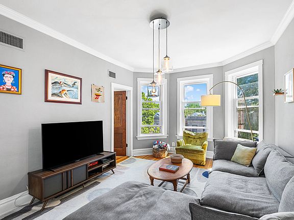 5th image of 3830 N Leavitt St #3
