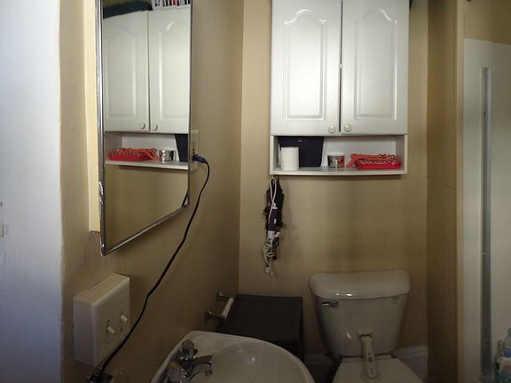 4th image of 208 Sedgwick St #A