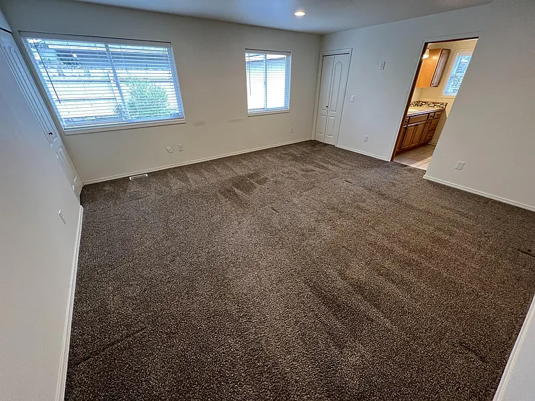 103 E Grand St — Photo 31