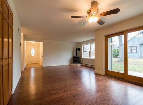 3rd image of 5 Glenbrook Dr