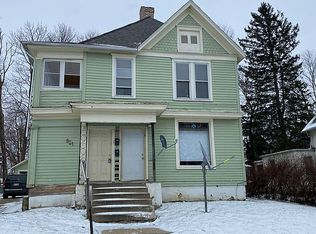 821-823 S Carroll Ave, Freeport, IL 61032