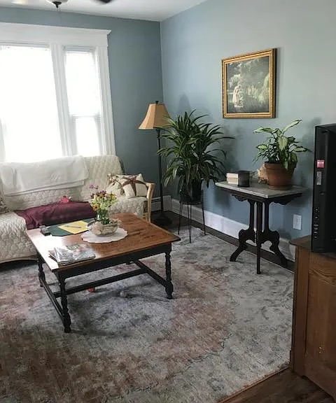 Living Room (previous tenant furnishings)