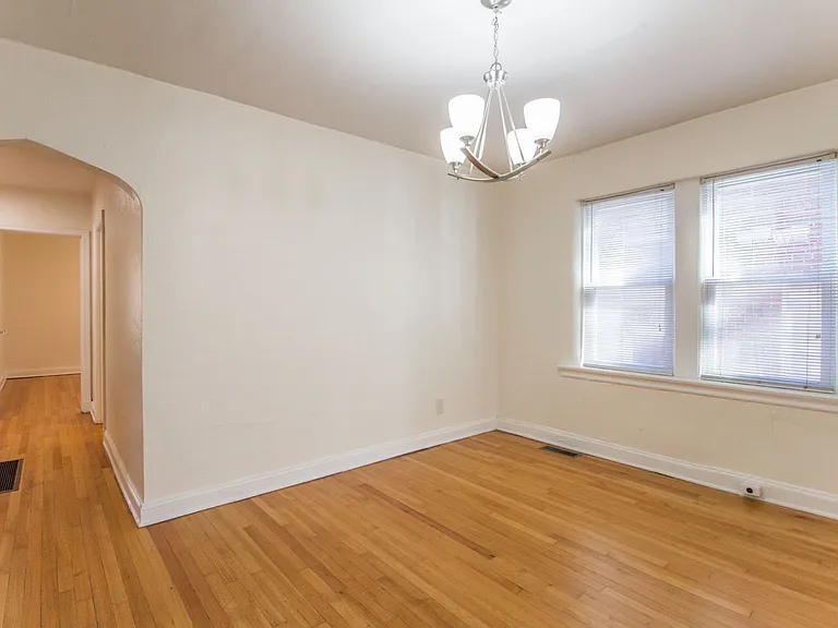 (204) 7339 Dartmouth Ave — Photo 9