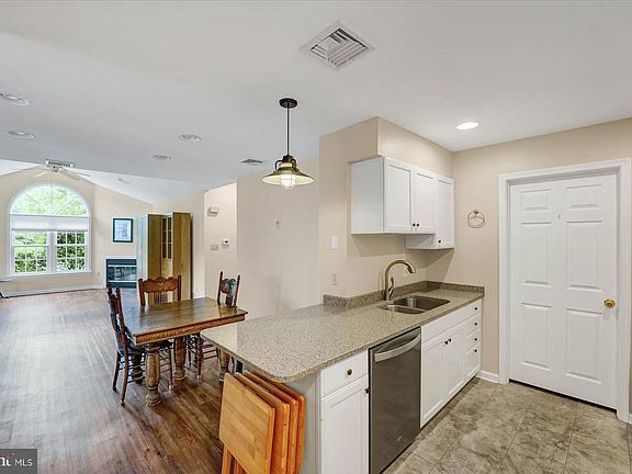 5th image of 3301 Shellers Bnd APT 911