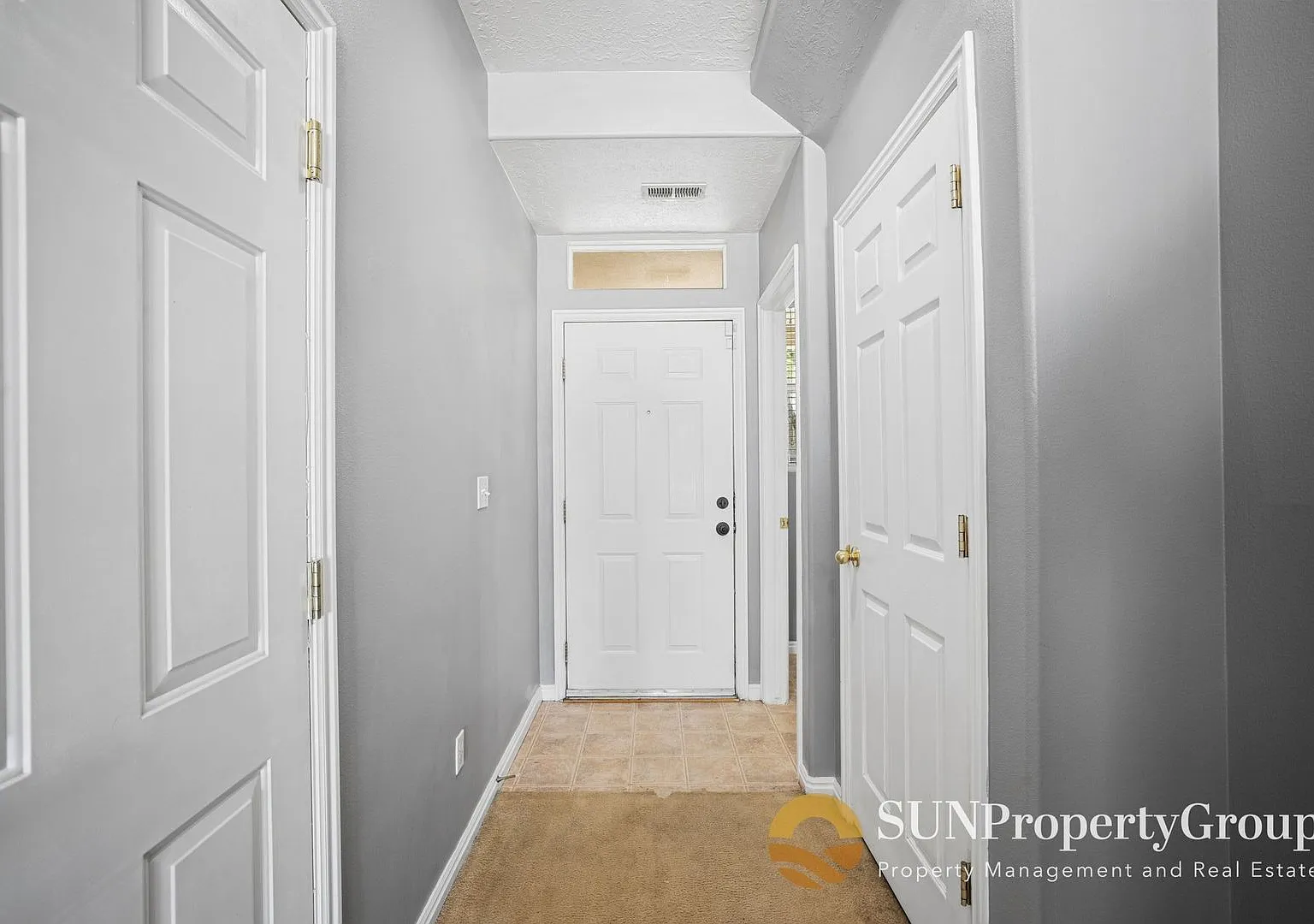 Beautiful Townhome in Excellent West Valley Area — Photo 2