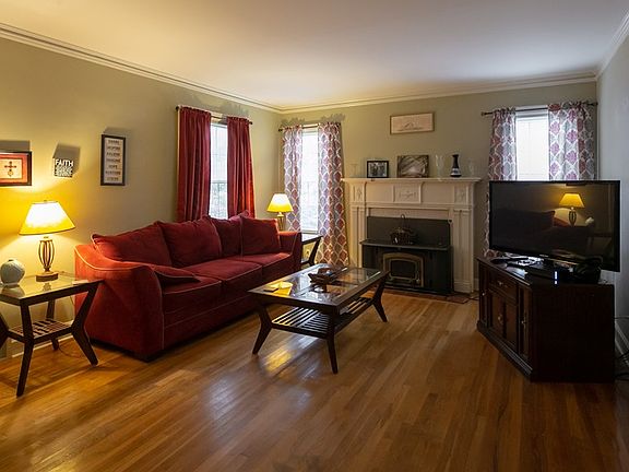 2nd image of 301 W Danner Ave