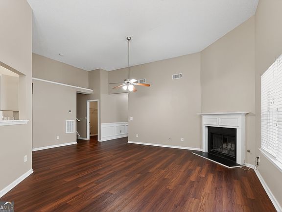 4th image of 2321 Creel Rd