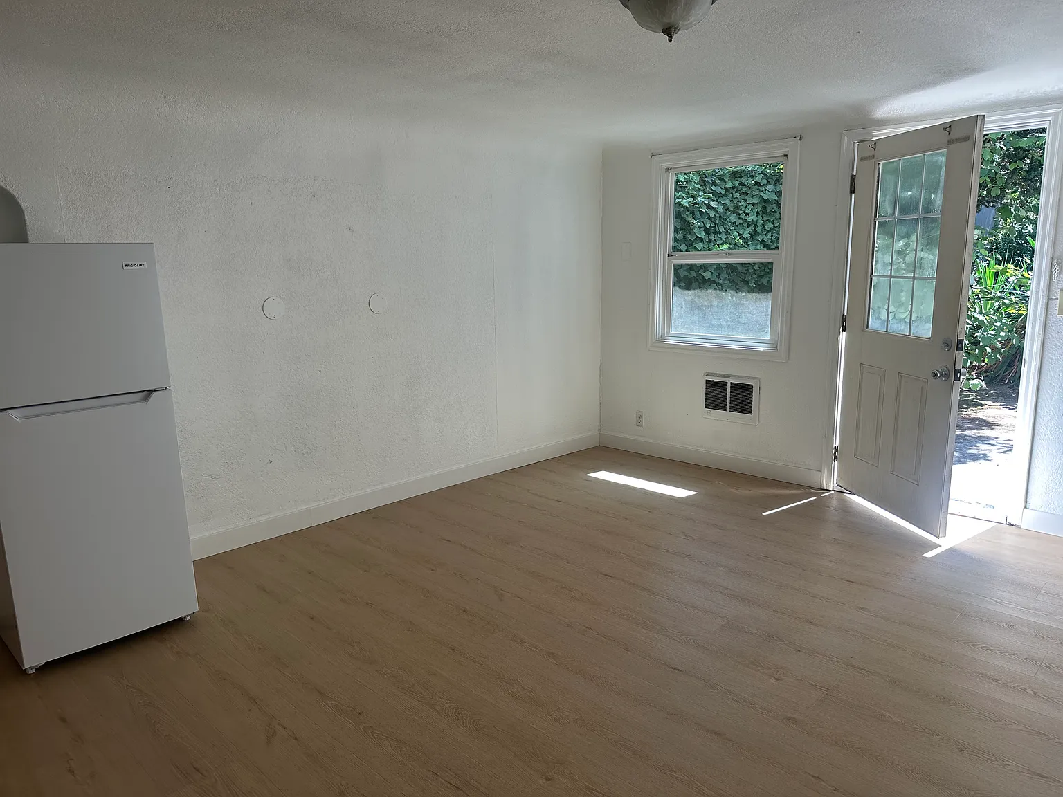 Studio, $900 — Photo 2