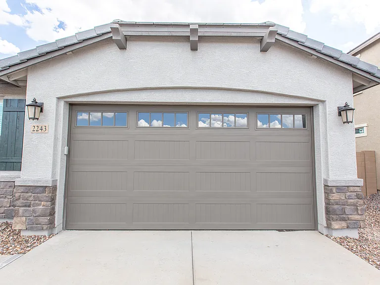 2243 E Ridgewood Ln — Photo 4