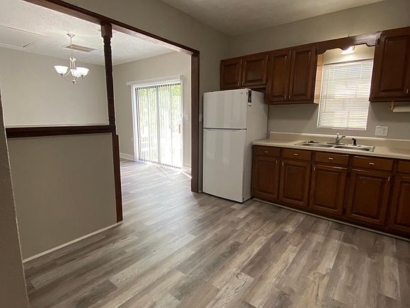5th image of 212 E Lobit St