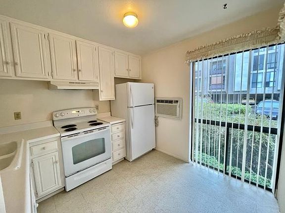 5th image of 6924 Hyde Park Dr Unit 216