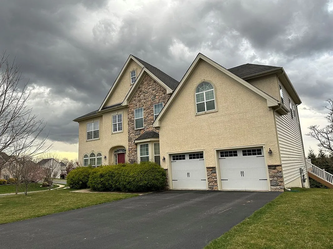 4 bed, 3.0 bath, 4700 sqft, $4,500 — Photo 2