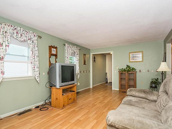 4th image of 28 Hillcrest Ave