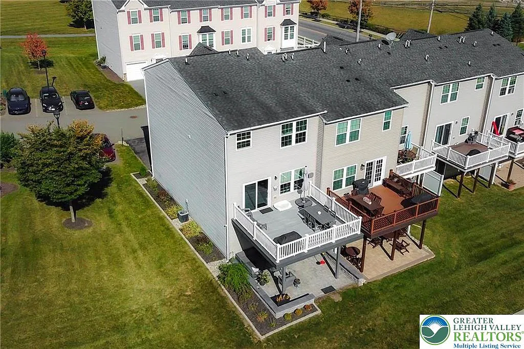 3 bed, 4.0 bath, 2334 sqft, $2,800 — Photo 3