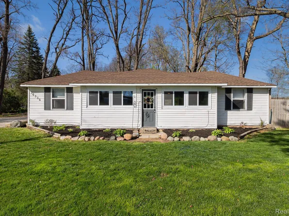 10556 Silver Lake Rd, Byron, MI 48418