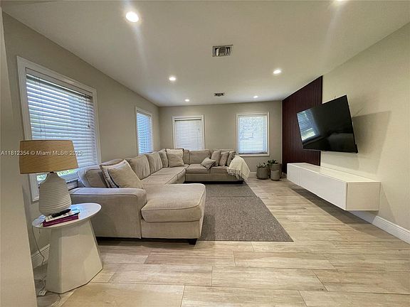 5th image of 557 W De Leon Dr