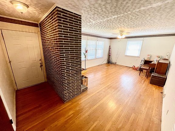 3rd image of 1102 Briarwood Dr
