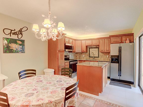 4th image of 2882 SW 11th Pl N