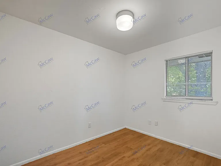 616 Moore St #D — Photo 10