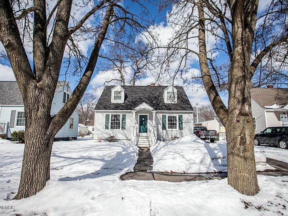 3rd image of 1472 Montague Ave
