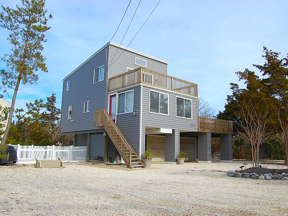 4th image of 162 Long Beach Blvd #E