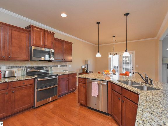 3rd image of 90 Wood Hollow Cir