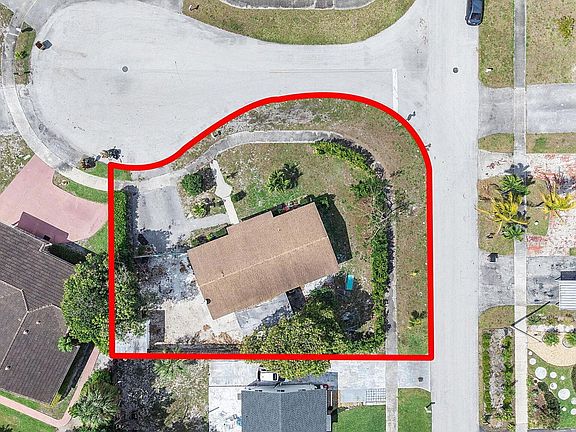 3rd image of 534 NW 3rd Ter