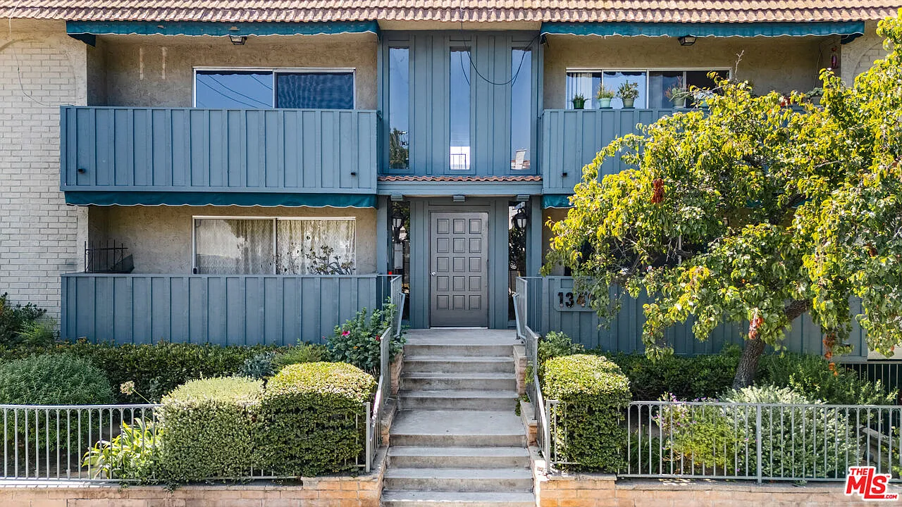 3 bed, 2.0 bath, $4,500 — Photo 2