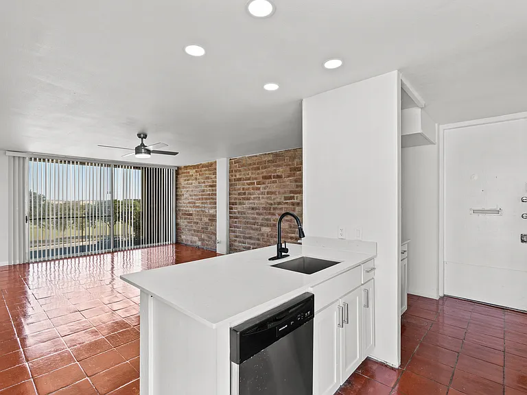 Four Oaks Apartments — Photo 11