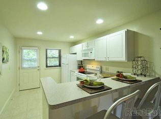 31 Plaza Ter APT G17, Hamden, CT 06514