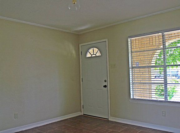 3rd image of 920 S Terry St