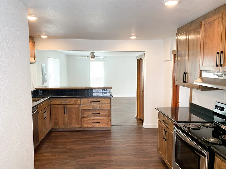 719 SW 4th St — Photo 11