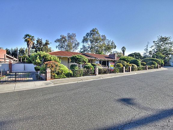 2nd image of 2625 Sunnycrest Ct