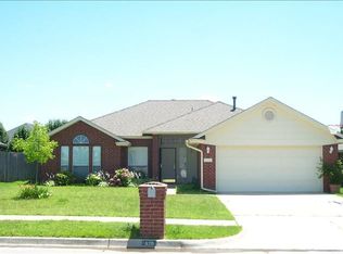 920 SE 38th St, Moore, OK 73160