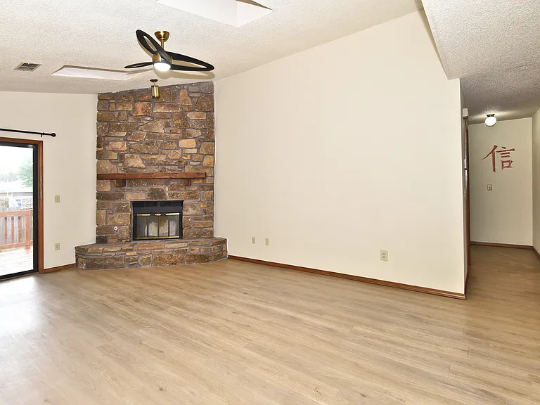 2500 W Honolulu St — Photo 3