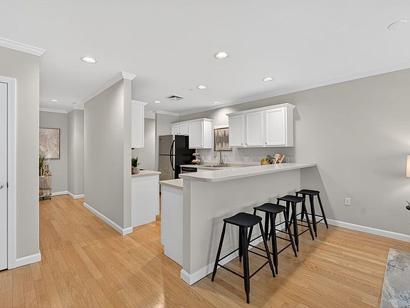 5th image of 974 Main St APT 23