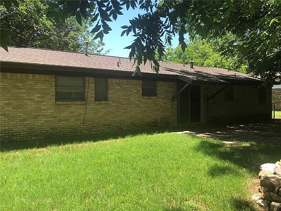 4th image of 132 NW Jayellen Ave