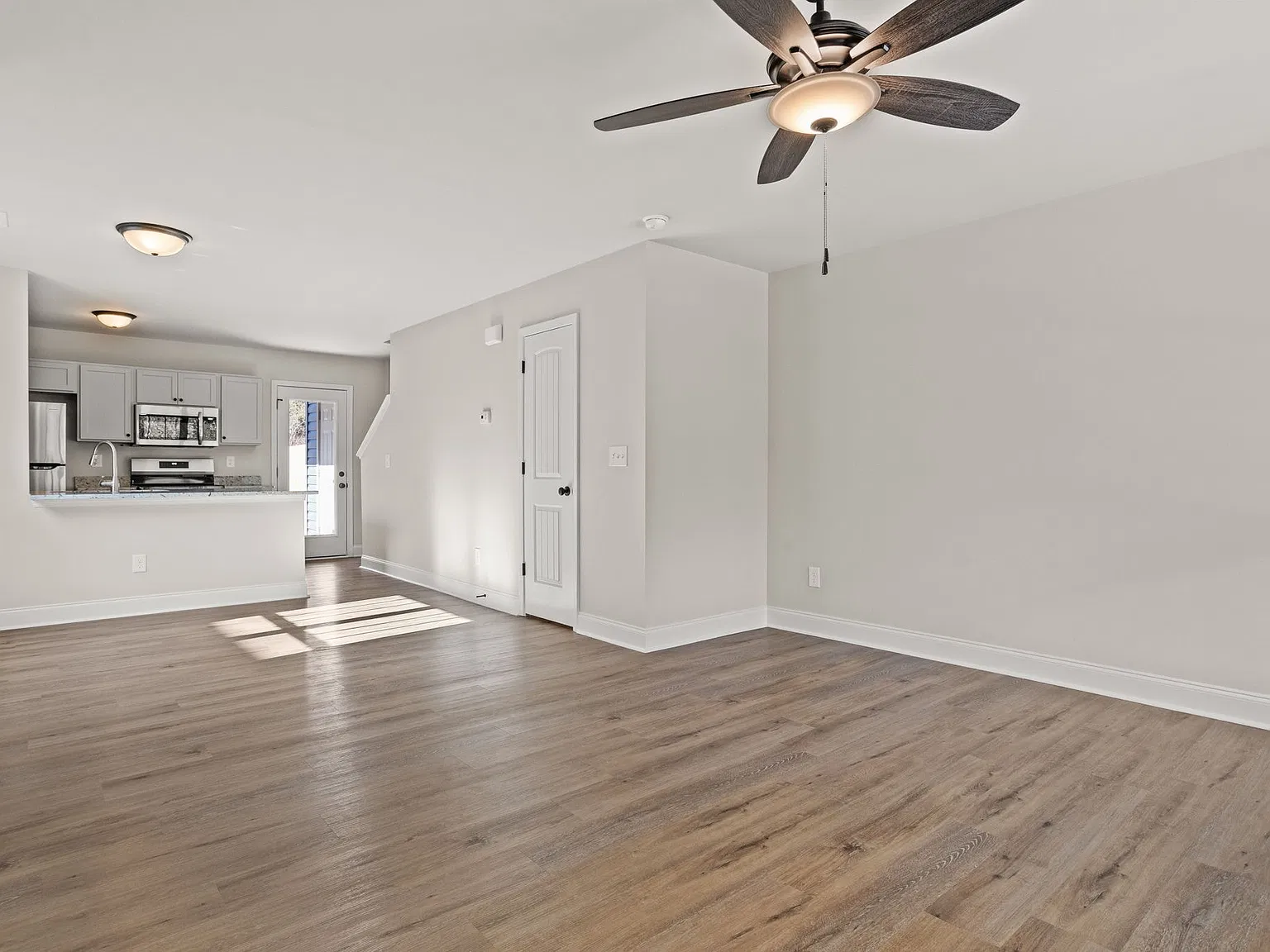 2 bed, 2.5 bath, 1075 sqft, $1,595 — Photo 3