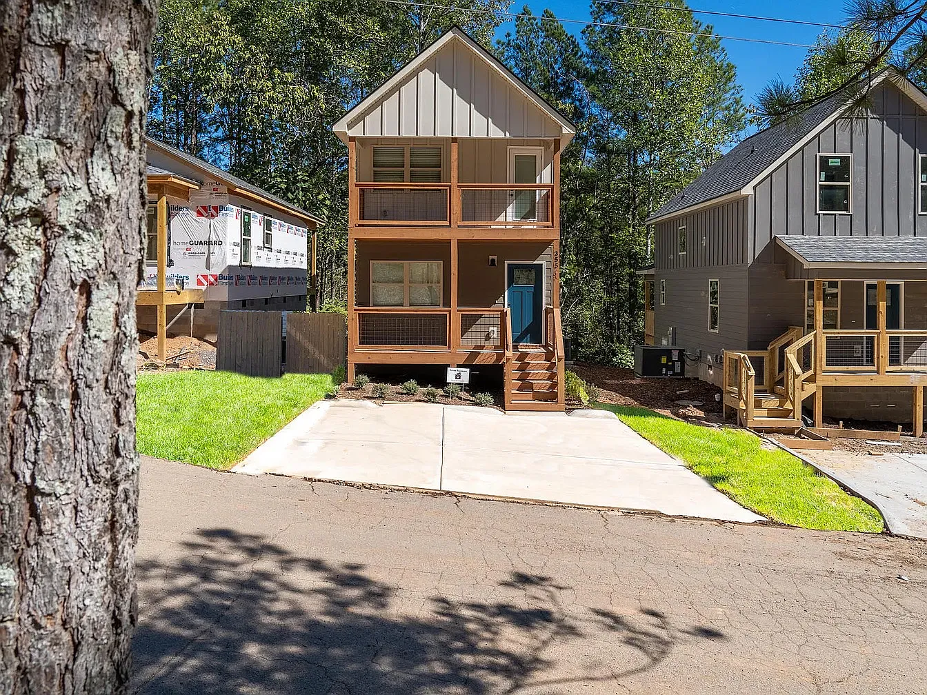 3 bed, 1055 sqft, $2,000 — Photo 1