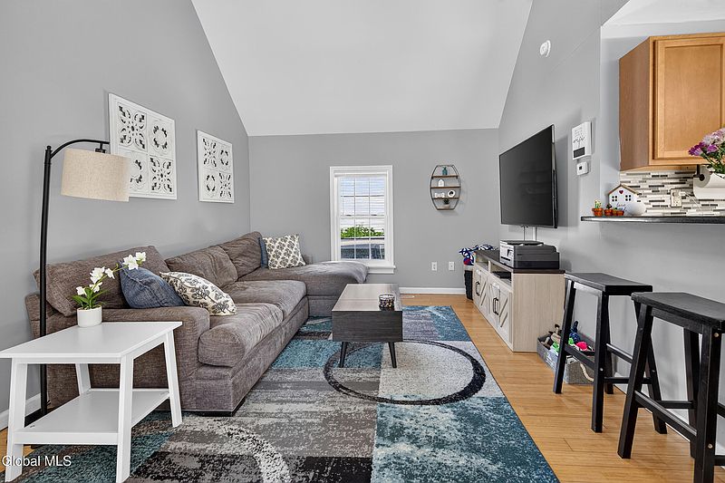 3rd image of 170 Maple Avenue