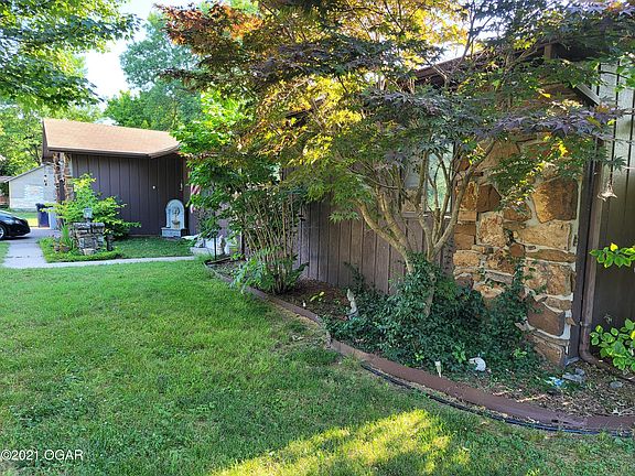 2nd image of 905 Wyandotte Ave
