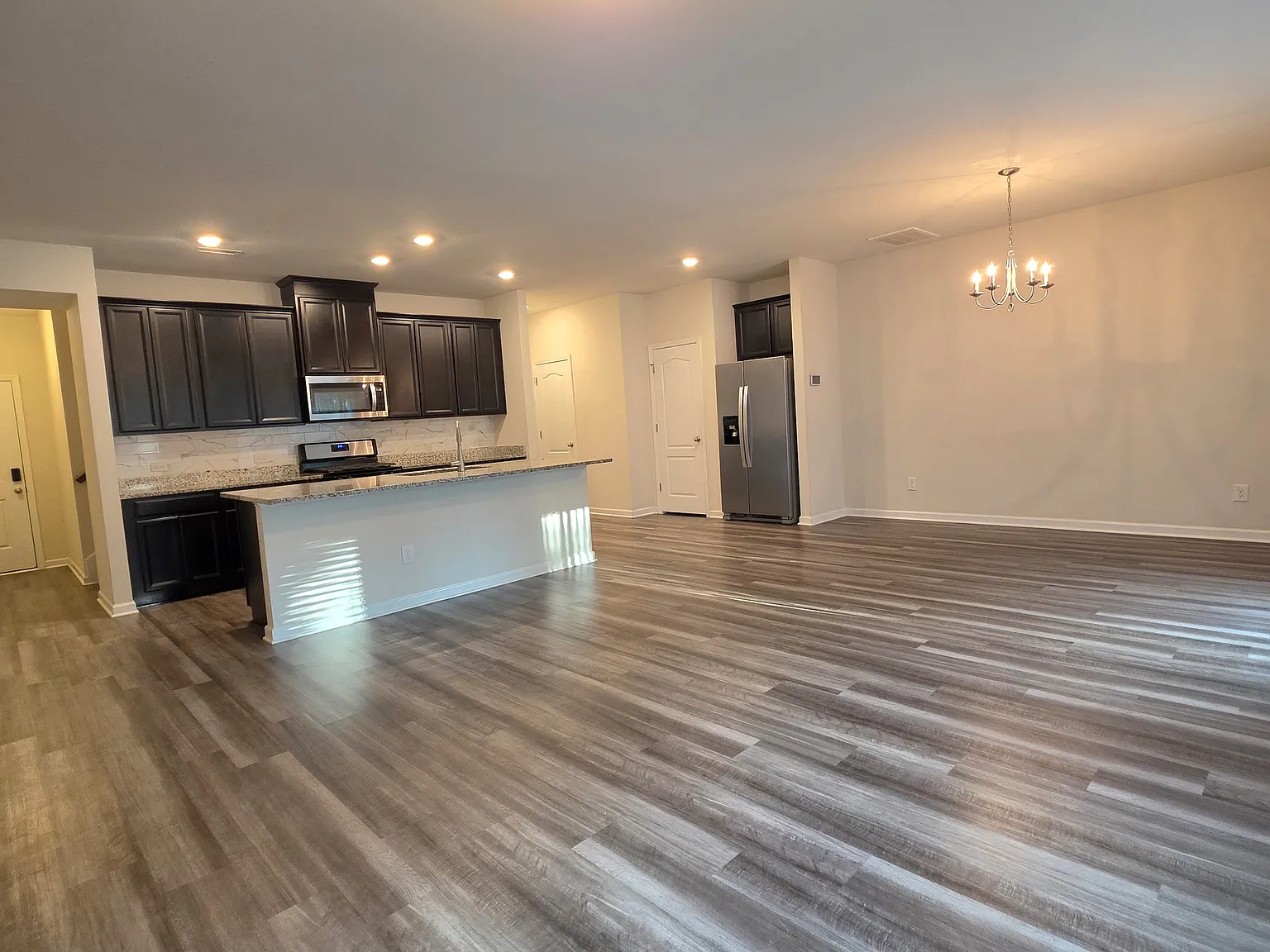 3 bed, 2.5 bath, 2041 sqft, $2,300 — Photo 4