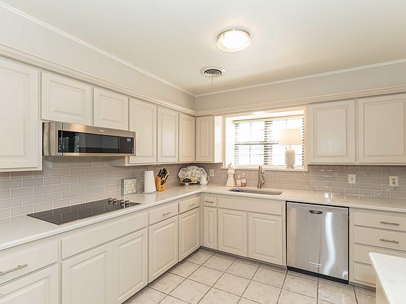 3rd image of 4010 Oakhurst Dr
