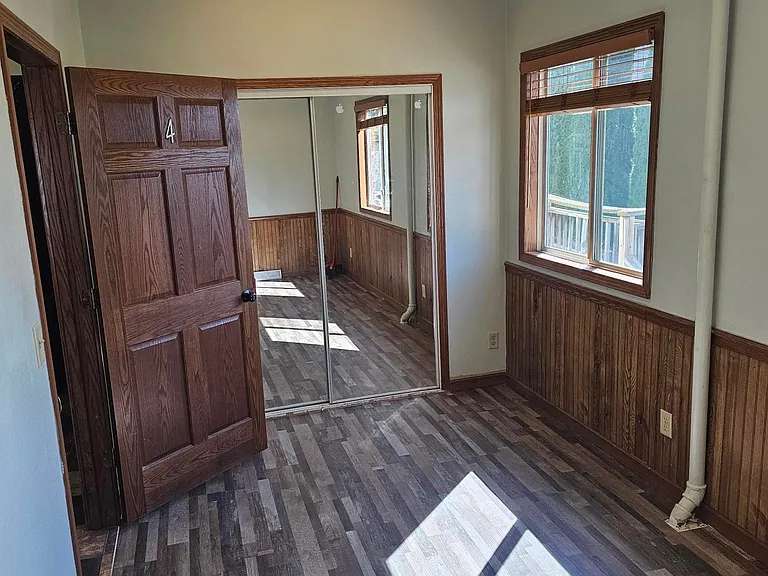 615 S Chestnut St #UPSTAIRS UNITS — Photo 3