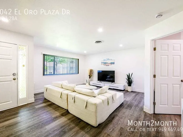 9042 El Oro Plaza Dr — Photo 5