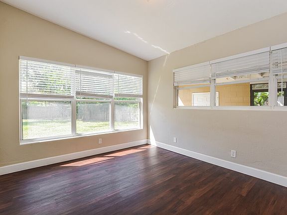 3rd image of 220 Valencia Ct