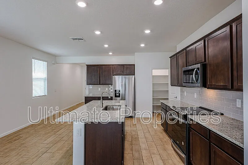 4 bed, 2.0 bath, 1896 sqft, $2,195 — Photo 3