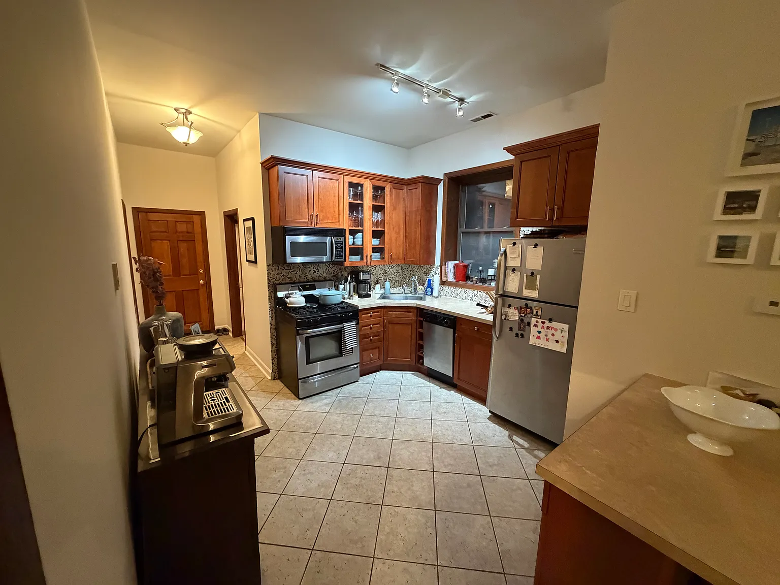3831 N Southport Ave — Photo 2