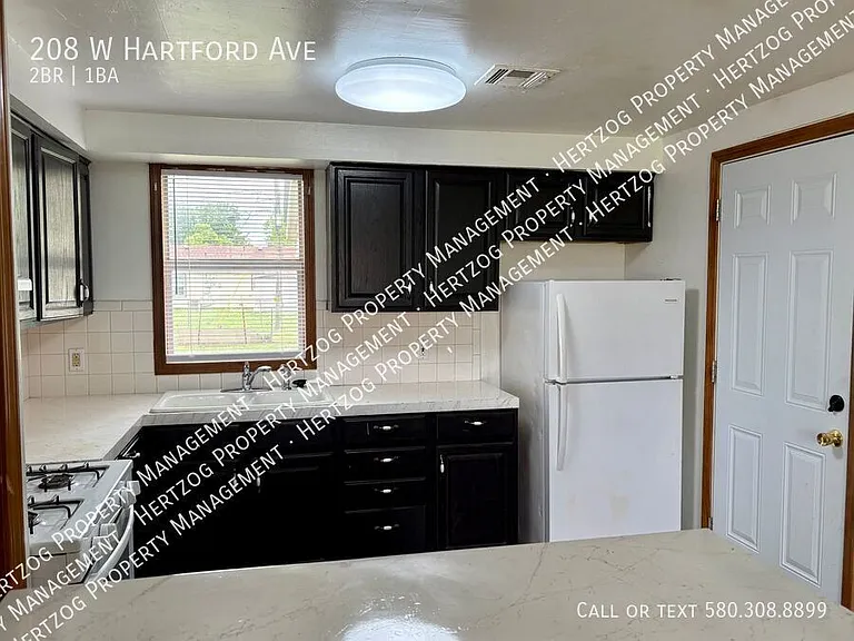 208 W Hartford Ave — Photo 6